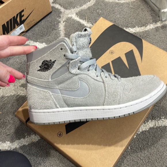 Woman’s 7.5 mid Jordan - Picture 2 of 5